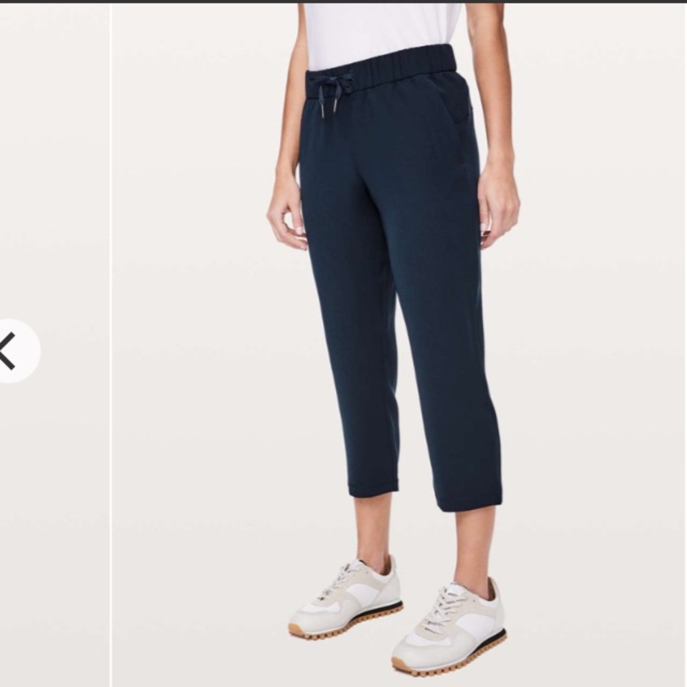 Lululemon On The Fly Crop Woven 23” in True Navy Size 4